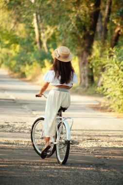 Bir kız bir bisiklet sürmek gibi arkadan görüntülemek