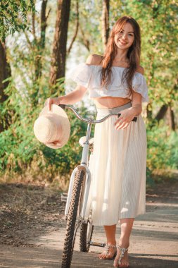 Gülümseyen dişlerini arasında bir delik ile kız