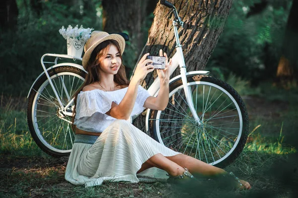 Güzel bir kız bir fotoğraf telefonda yapmak çok odaklı