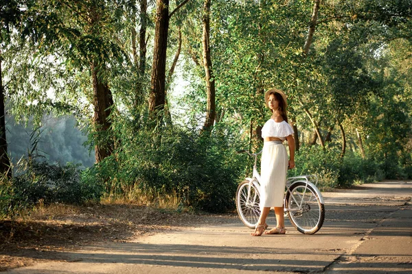 Bisikletle eğilerek mesafe içine bir kız görünüyor