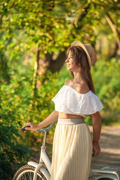 Güneşli bir parkta kız