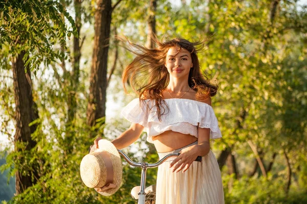 El viento desaliñó el pelo de la chica. — Foto de Stock