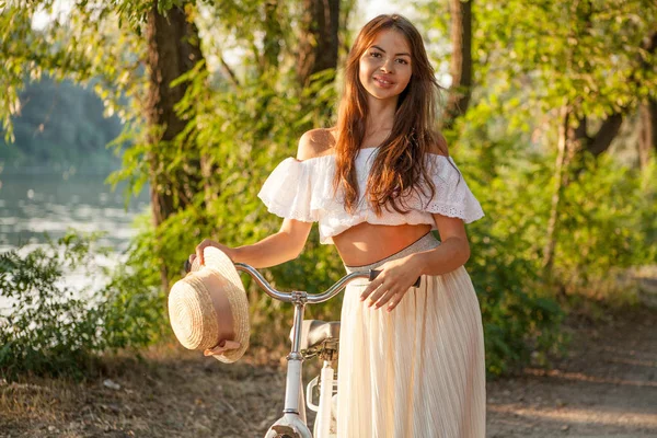 Kız bisiklet üzerinde ellerini katlanmış ve gülümsedi — Stok fotoğraf