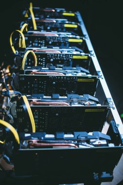 Bitcoin madenci. Elektronik cihazlar üst üste duran.