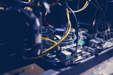 Cryptocurrency madencilik teçhizat PCIe yükseltici Extender anakarta takılı.