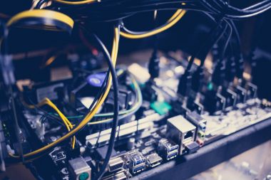 Cryptocurrency madencilik teçhizat PCIe yükseltici Extender anakarta takılı.