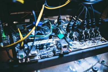Cryptocurrency madencilik teçhizat PCIe yükseltici Extender anakarta takılı.