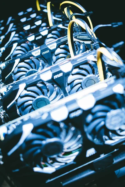 Big it machine mit Ventilatoren. Bitcoin Mining Farm — Stockfoto