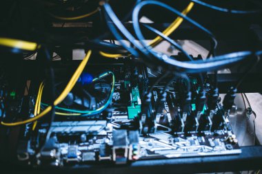 Cryptocurrency madencilik teçhizat PCIe yükseltici Extender anakarta takılı.