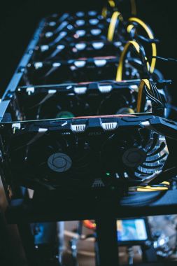 Büyük hayranları ile makine. Bitcoin araştırma grubu