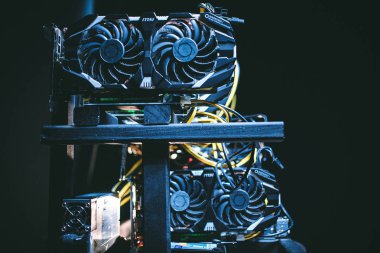 Büyük hayranları ile makine. Bitcoin araştırma grubu