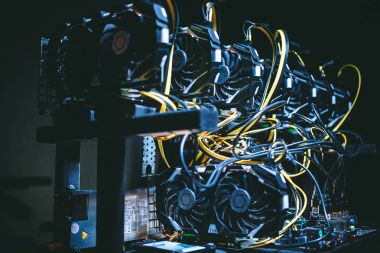 Büyük hayranları ile makine. Bitcoin araştırma grubu
