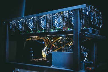 Büyük hayranları ile makine. Bitcoin araştırma grubu