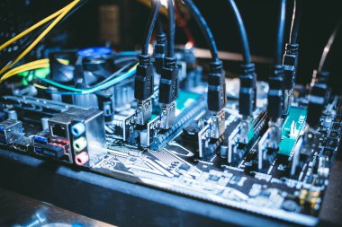 Cryptocurrency madencilik teçhizat PCIe yükseltici Extender anakarta takılı.