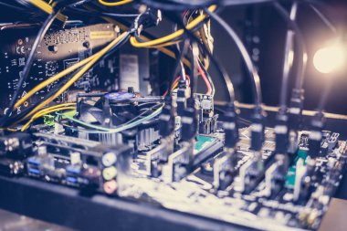 Cryptocurrency madencilik teçhizat PCIe yükseltici Extender anakarta takılı.