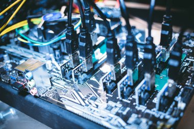 Cryptocurrency madencilik teçhizat PCIe yükseltici Extender anakarta takılı.