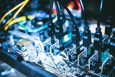 Cryptocurrency madencilik teçhizat PCIe yükseltici Extender anakarta takılı.