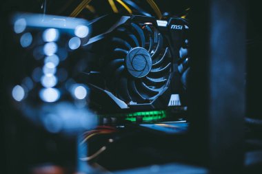 Cryptocurrency incelemesi. E-iş. Yakın çekim.