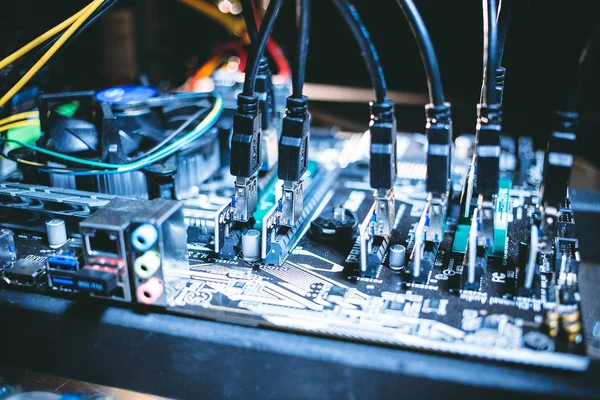 Cryptocurrency bányászati rig Pcie felszálló extenderek alaplap csatlakoztatva. Jogdíjmentes Stock Képek