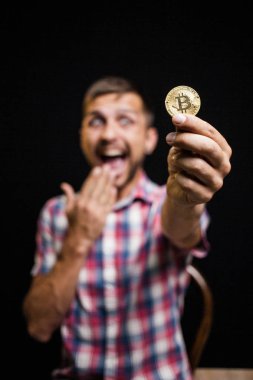 Adam bitcoin para onun ağzından kapsayan gıcırdar