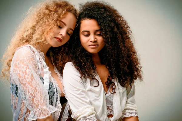 Portrét dvou složených dívek. Afro a blond — Stock fotografie