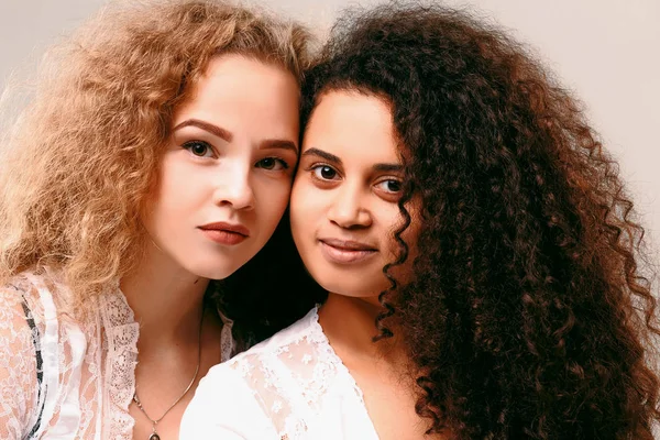 Retrato de duas meninas encaracoladas. Afro e loiro — Fotografia de Stock