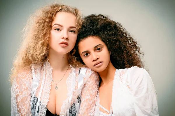 Retrato de duas meninas encaracoladas. Afro e loiro — Fotografia de Stock