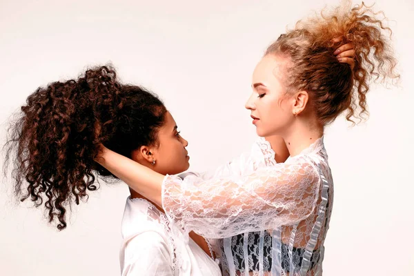 Dvě dívky navzájem tažením za vlasy. Afro a Blond — Stock fotografie