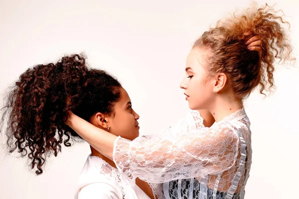 Deux filles se traînent par les cheveux. Afro et Blond — Photo