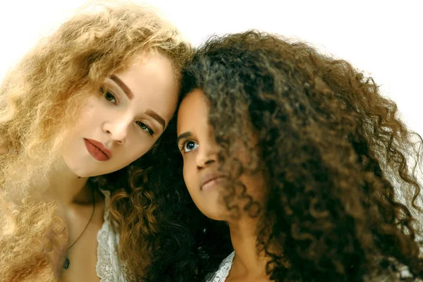 Retrato de duas meninas encaracoladas. Afro e loiro — Fotografia de Stock