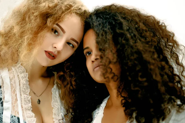 Retrato de duas meninas encaracoladas. Afro e loiro — Fotografia de Stock