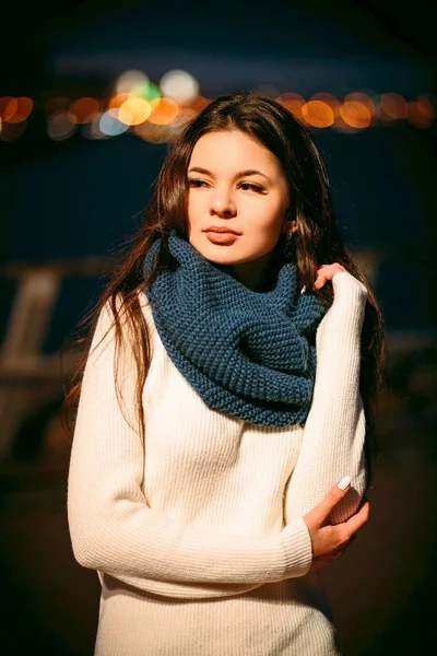 Chica en un suéter blanco y bufanda en la noche — Foto de Stock