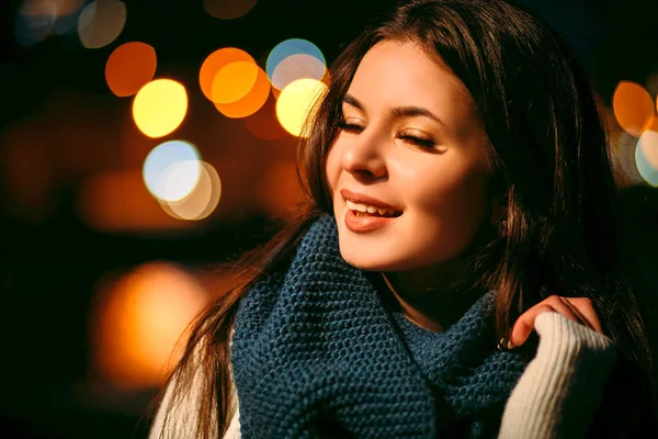 Chica en un suéter blanco y bufanda en la noche —  Fotos de Stock