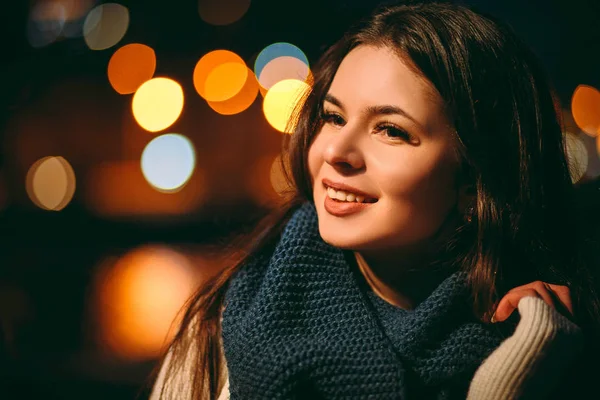 Ragazza in un maglione bianco e sciarpa di notte — Foto Stock