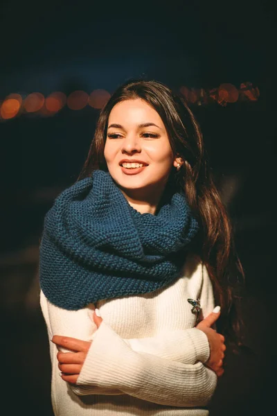 Fille dans un pull blanc et écharpe la nuit — Photo