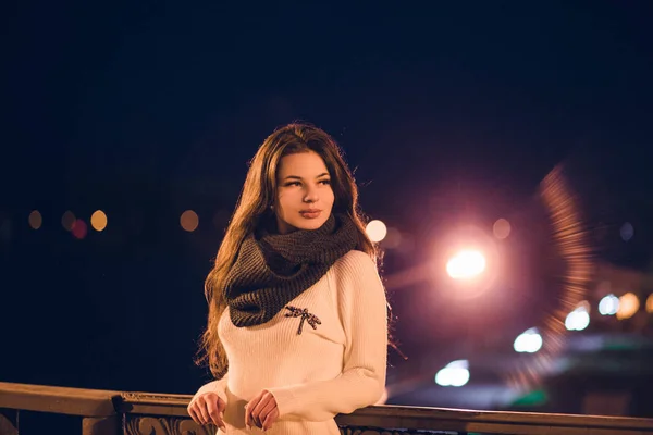 Fille dans un pull blanc et écharpe la nuit — Photo