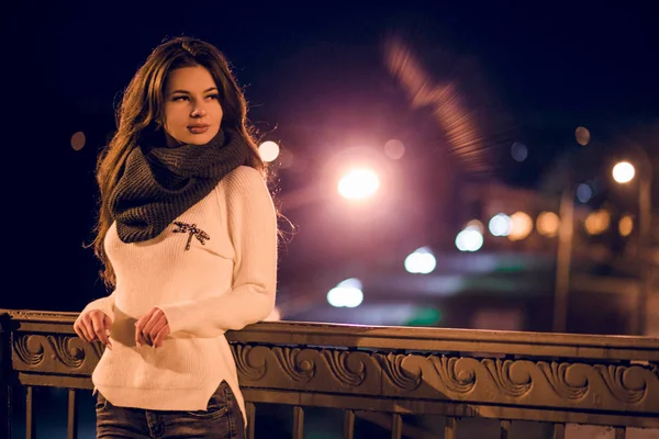 Fille dans un pull blanc et écharpe la nuit — Photo