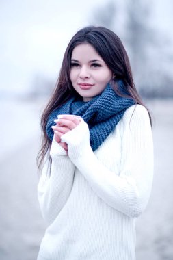 Bir bardak kahve kışın güzel genç kadın