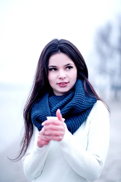 Bella giovane donna con un bicchiere di caffè in inverno — Foto Stock