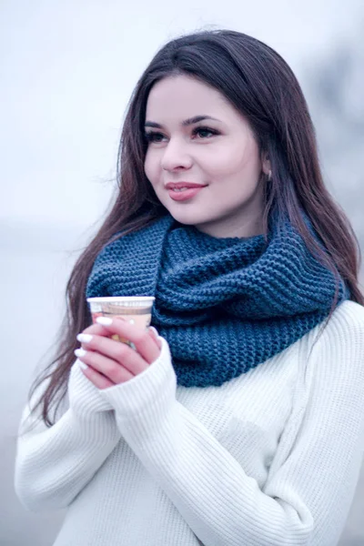 Bella giovane donna con un bicchiere di caffè in inverno — Foto Stock