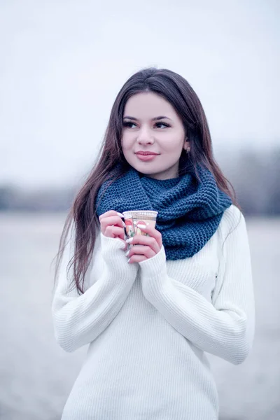 美丽的年轻女子与一杯咖啡在冬天 — 图库照片