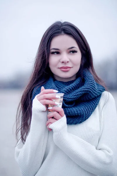 Bella giovane donna con un bicchiere di caffè in inverno — Foto Stock