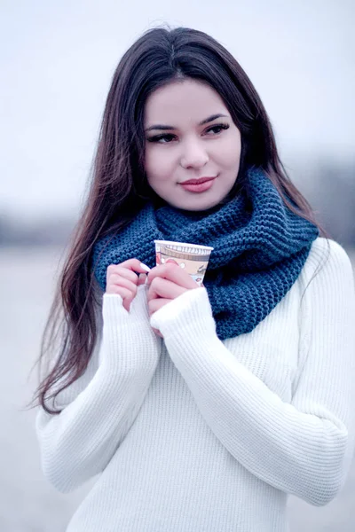 Красивая молодая женщина с бокалом кофе зимой — стоковое фото