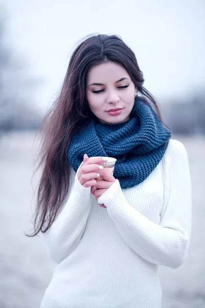 Όμορφη νεαρή γυναίκα με ένα ποτήρι καφέ το χειμώνα — Φωτογραφία Αρχείου