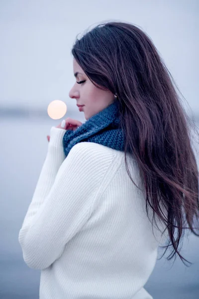 Donna in maglione bianco e sciarpa lavorata a maglia — Foto Stock