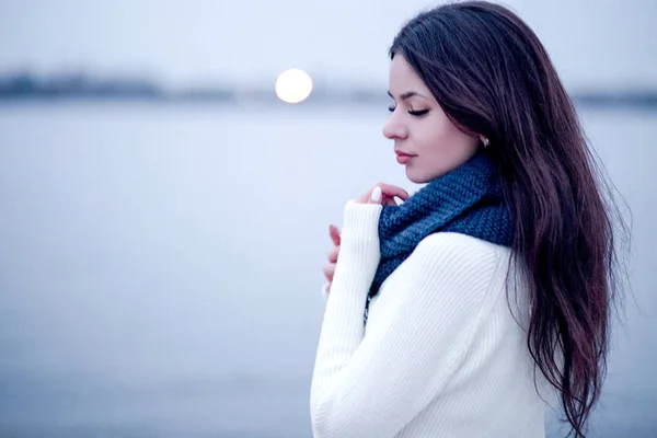 Mujer en un suéter blanco y una bufanda de punto —  Fotos de Stock