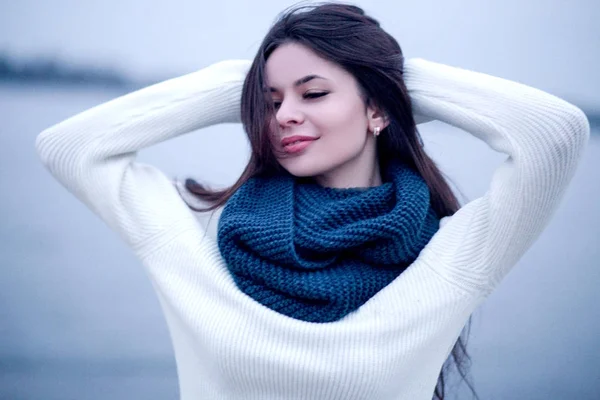 Donna in maglione bianco e sciarpa lavorata a maglia — Foto Stock