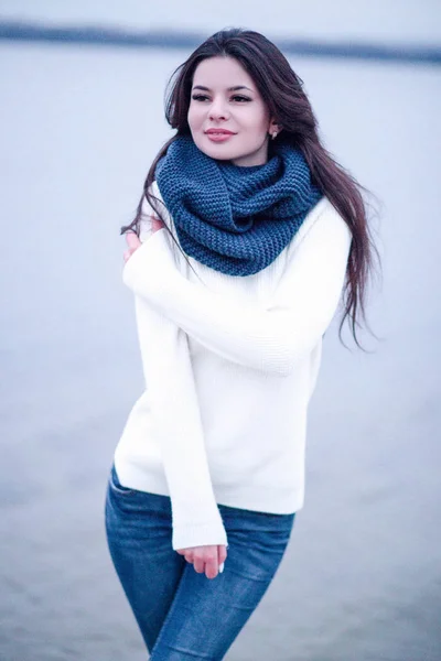 Mujer en un suéter blanco y una bufanda de punto —  Fotos de Stock