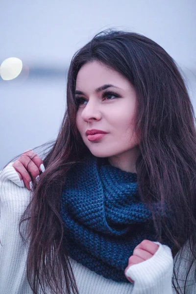 Femme en pull blanc et écharpe tricotée — Photo