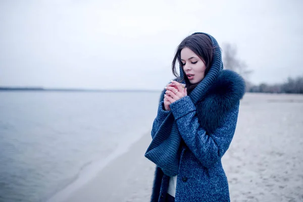 Gyönyörű téli lány, a folyó partján, egy pohár kávé — Stock Fotó